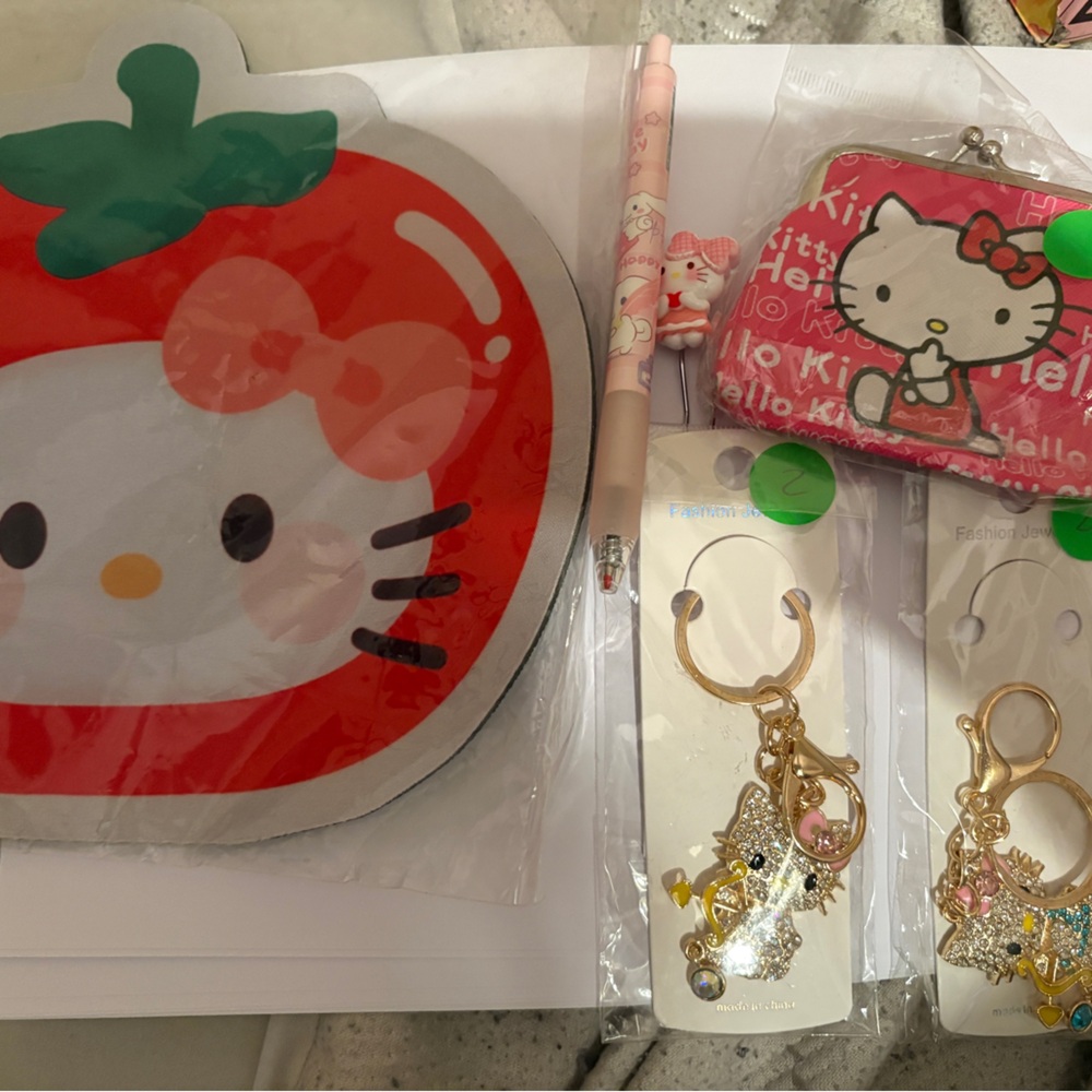 Hello Kitty Pink Coin Purse with Gold-Tone‎ Charm Keychains